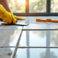 découvrez s'il est possible d'installer un nouveau carrelage directement sur un ancien revêtement en carrelage et les étapes à suivre pour un résultat durable.