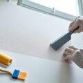 découvrez notre guide pratique pour installer facilement la toile de verre au plafond, étape par étape, et obtenez un résultat professionnel et durable.