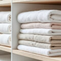 découvrez la méthode marie kondo pour plier vos serviettes de bain avec élégance et optimiser l'espace de rangement dans votre salle de bain.