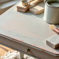 découvrez notre guide complet sur la peinture à la craie, une technique idéale pour obtenir une finition décorative élégante et pleine de charme. apprenez astuces, conseils et étapes pour sublimer vos meubles et objets.