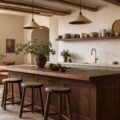 Cuisine rustique chic avec ilot central bois massif poutres apparentes vaisselle ceramique plantes