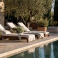 Abords de piscine avec dallage en pierre, transats et plantes méditerranéennes