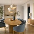 Salle manger elegante table bois chaises design suspension luminaire