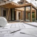 Plans d'architecture et chantier de construction d'une extension de maison moderne avec outils de mesure