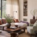 Salon élégant aux accents violets, décoration intérieure harmonieuse avec tons naturels