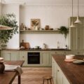 Cuisine vintage transformee en espace moderne avec meubles retapes et plantes vertes