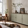 Meuble Ikea relooké avec peinture dans coin salon lumineux
