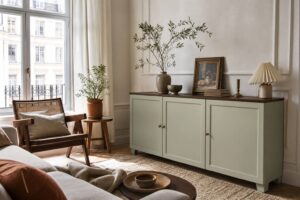 Meuble Ikea relooké avec peinture dans coin salon lumineux