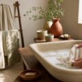 Lavage à la main de tissus délicats dans un évier avec savon doux et lumière naturelle
