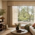 Piece avec rideaux elegants cantonniere sur mesure en lin lumiere traversant le tissu