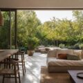 Jardin moderne elegant avec plantes vertes luxuriantes et mobilier contemporain