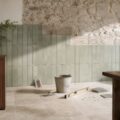 Mur en pierre avec carreaux poses outils carreleur spatule niveau truelle seau colle