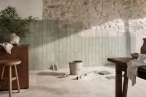 Mur en pierre avec carreaux poses outils carreleur spatule niveau truelle seau colle
