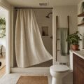 Salle de bains sans fenetre bien ventilee avec solutions de sechage et ventilation mecanique