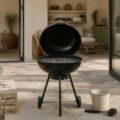 Barbecue ouvert avec pierres de lave volcaniques et brosse