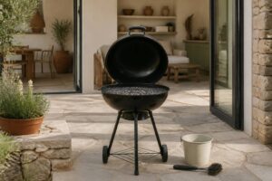 Barbecue ouvert avec pierres de lave volcaniques et brosse