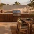 Cuisine d'extérieur élégante avec plan de travail et barbecue