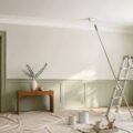 Pièce lumineuse avec plafond fraîchement peint et matériel de peinture