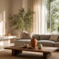 Salon moderne avec baie vitrée encadrée de rideaux en lin clair