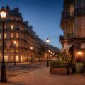Rue de ville française générique au crépuscule avec immeubles éclairés