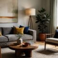 Salon élégant aux murs gris perle avec canapé en velours et coussins jaune moutarde et bleu nuit