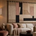 Tapisserie murale tissée au-dessus d'un canapé
