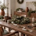 Couronnes de branchages et pommes de pin sur une table de bricolage