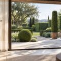 Illustration éditoriale du sujet : L'art topiaire : l'élégance sculpturale des jardins végétaux